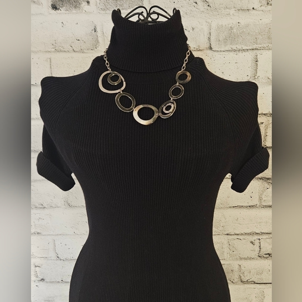 Modern Silver Tone Open Circle Statement Necklace – Mother of Pearl Finish